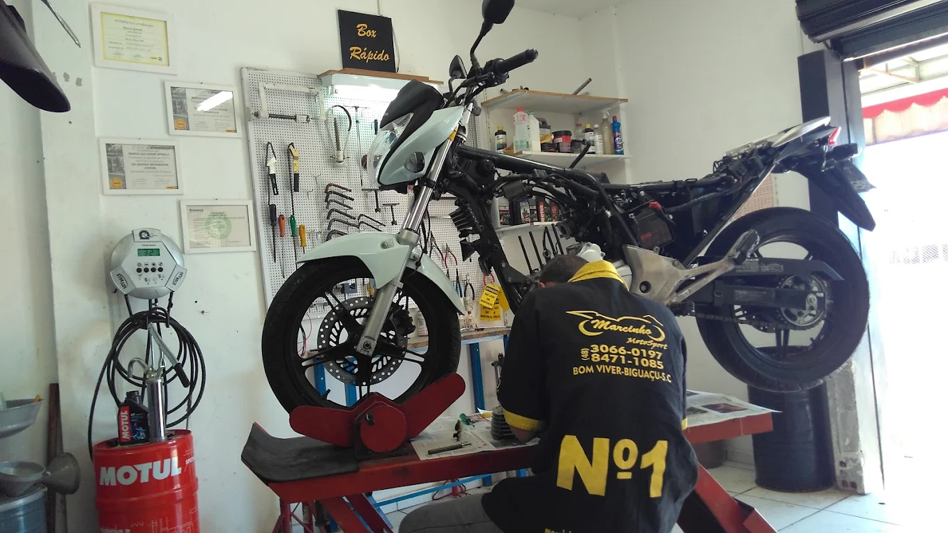 Moto em manutenção no box rápido da Marcinho MotoSport